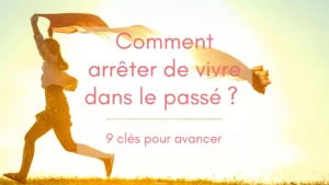 Photo au coucher du soleil avec une enfant qui court en faisant danser un long tissu à l'horizon. Image empreinte de nostalgie illustrant la problématique : comment arrêter de vivre dans le passé ?