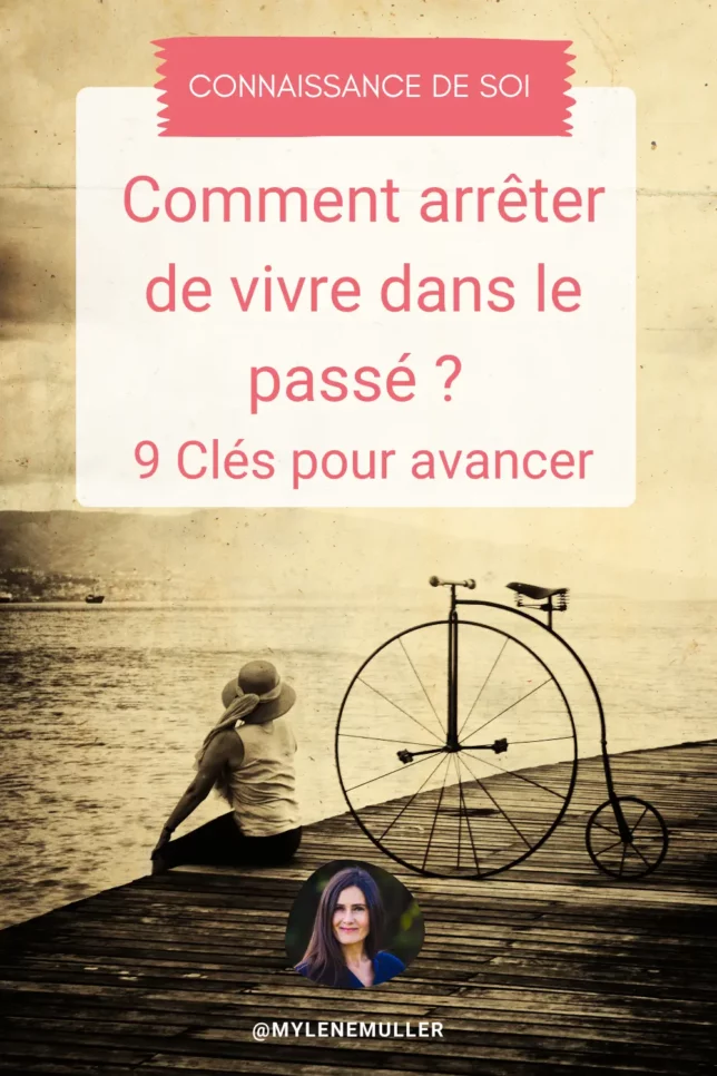 Photo vintage en sépia d'une femme au bord de l'eau assise sur un ponton en bois avec un vieux vélo derrière lle. Illustration de quelqu'un qui cherche à se soustraire de son passé