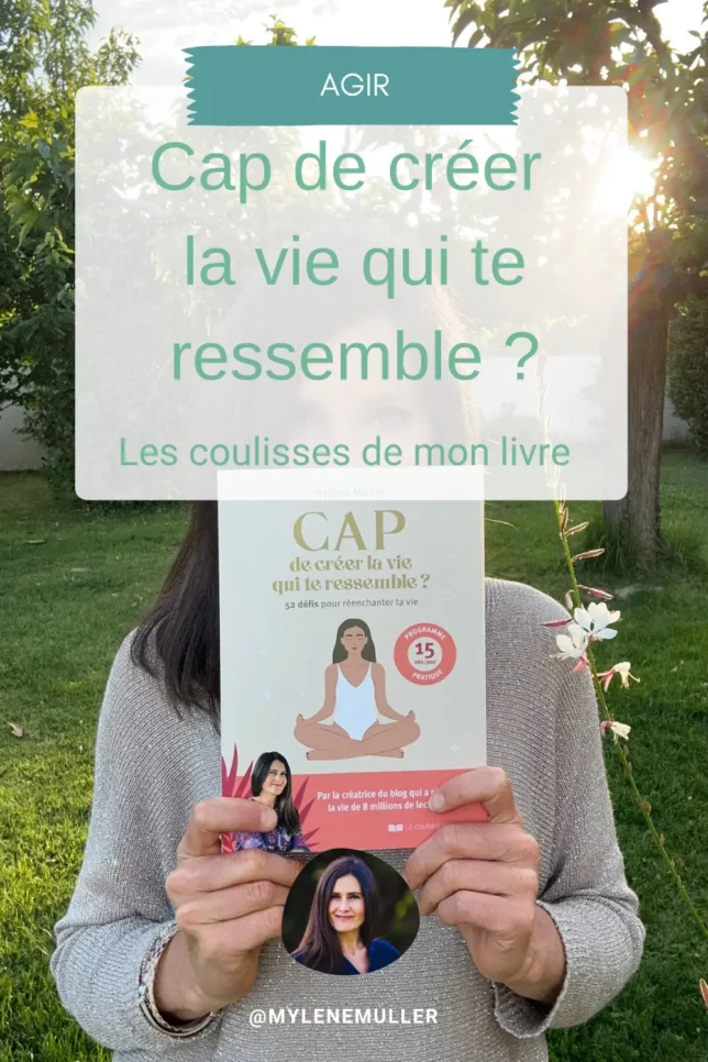 Présentation du livre CAP de créer la vie qui te ressemble ? 52 défis pour réenchanter ta vie, tenue dans les mains de l'autrice, Mylène Muller