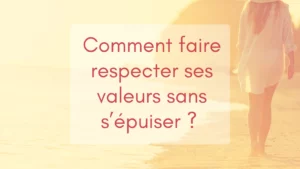 Une femme marche sur la plage au coucher du soleil, elle a appris à rester sereine et à faire respecter ses valeurs