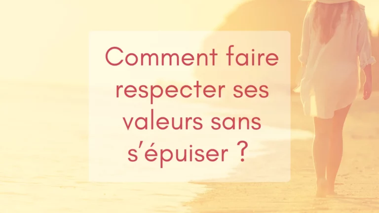 Une femme marche sur la plage au coucher du soleil, elle a appris à rester sereine et à faire respecter ses valeurs