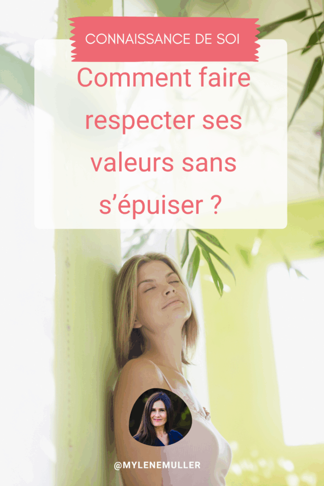Une femme fermes les yeux, en paix, une plante au-dessus d'elle, le soleil rentre par la fenêtre, elle a appris à faire respecter ses valeurs.