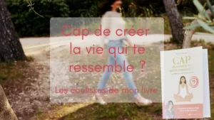 Mylène Muller marchant en arrière-plan en pleine nature, au premier plan, posé sur un olivier, son ouvrage publié aux éditions Le courrier du livre "Cap de créer la vie qui te ressemble ? 52 défis pour réenchanter ta vie"