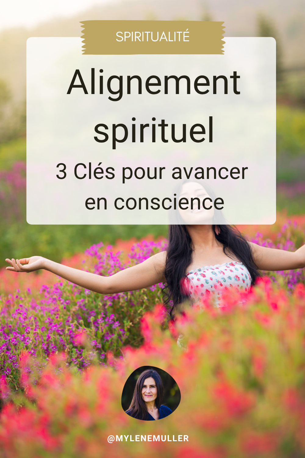 Une femme souriante aux longs cheveux bruns ouvre grand les bras au milieu d'un champ de fleurs. Elle a atteint l'alignement spirituel.