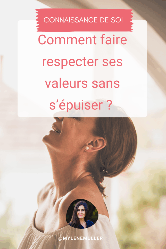 Une femme rit aux éclats, les yeux fermés et la tête penchée en arrière. Sereine, elle a appris à faire respecter ses valeurs.