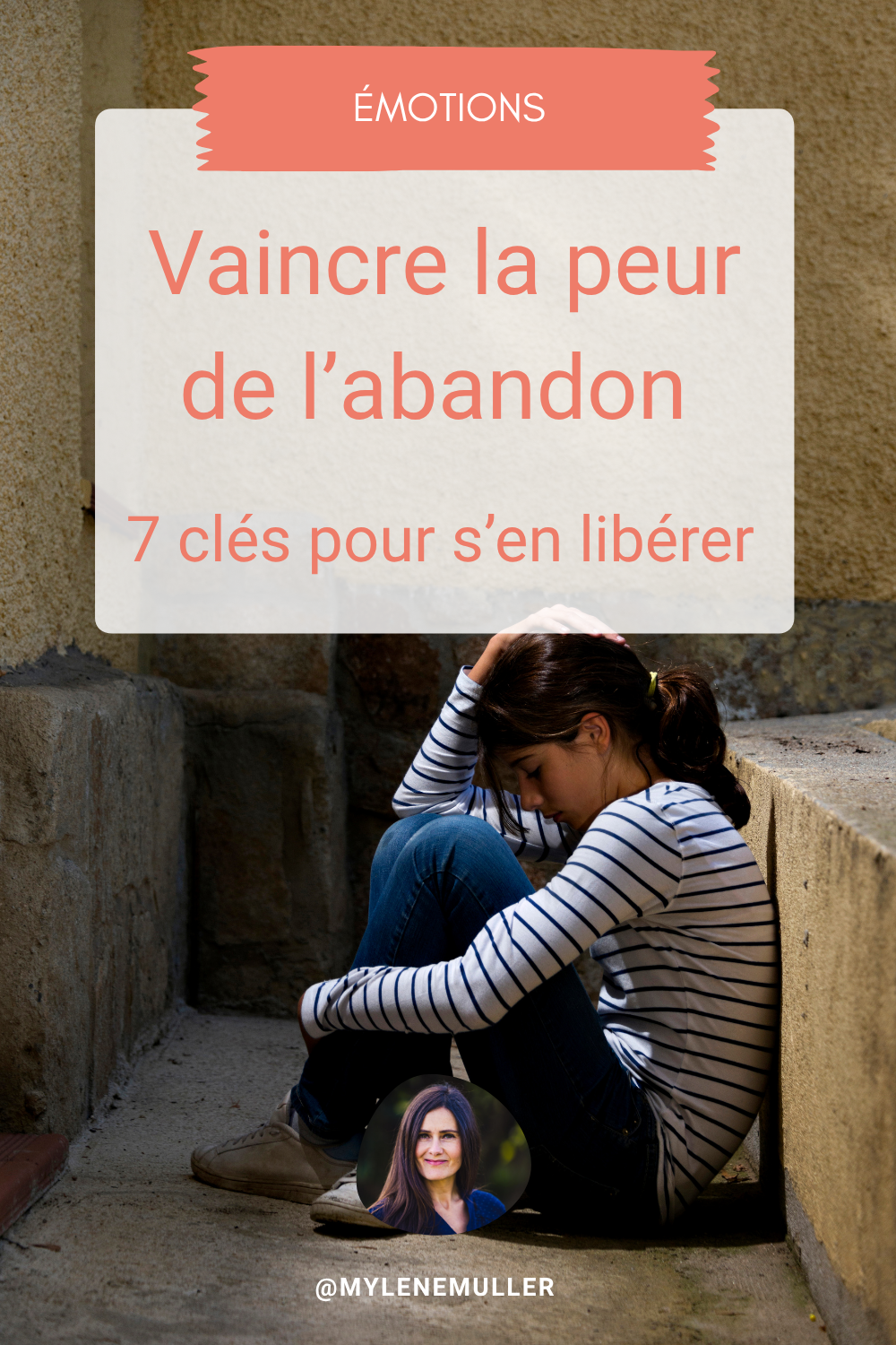 Une femme prostrée au sol dans un couloir sombre, souffre de la peur de l'abandon. 