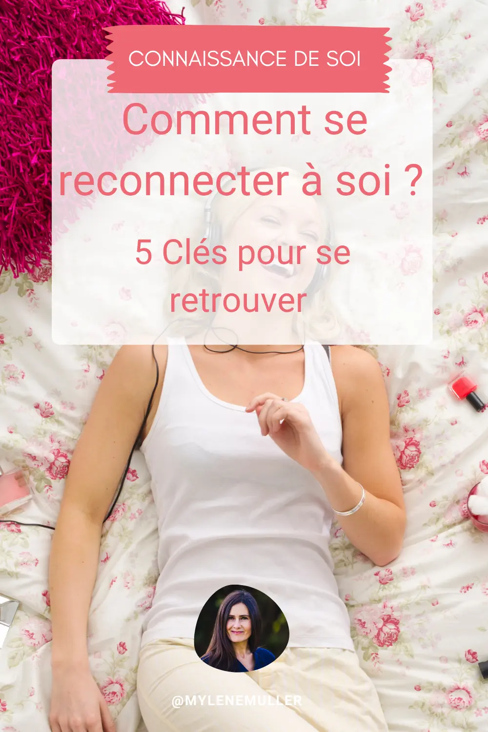 Une femme passe un moment de détente en riant, casque sur les oreilles, entourée de divers objets, elle se connecte à elle-même. 