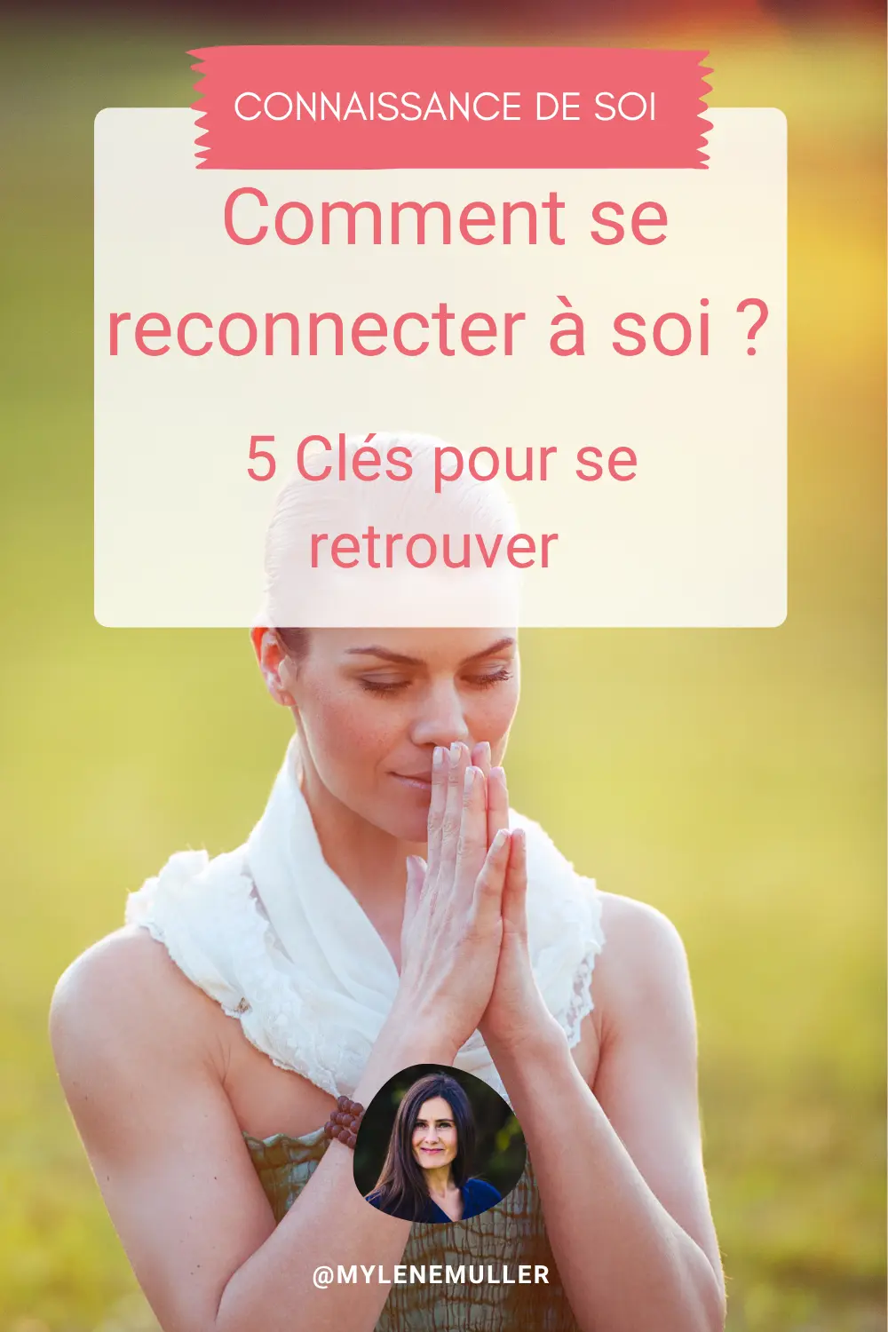 Une femme les mains jointes en prière, yeux fermés, verdure en arrière-plan, a travaillé sur elle-même pour se reconnecter à son essence. 