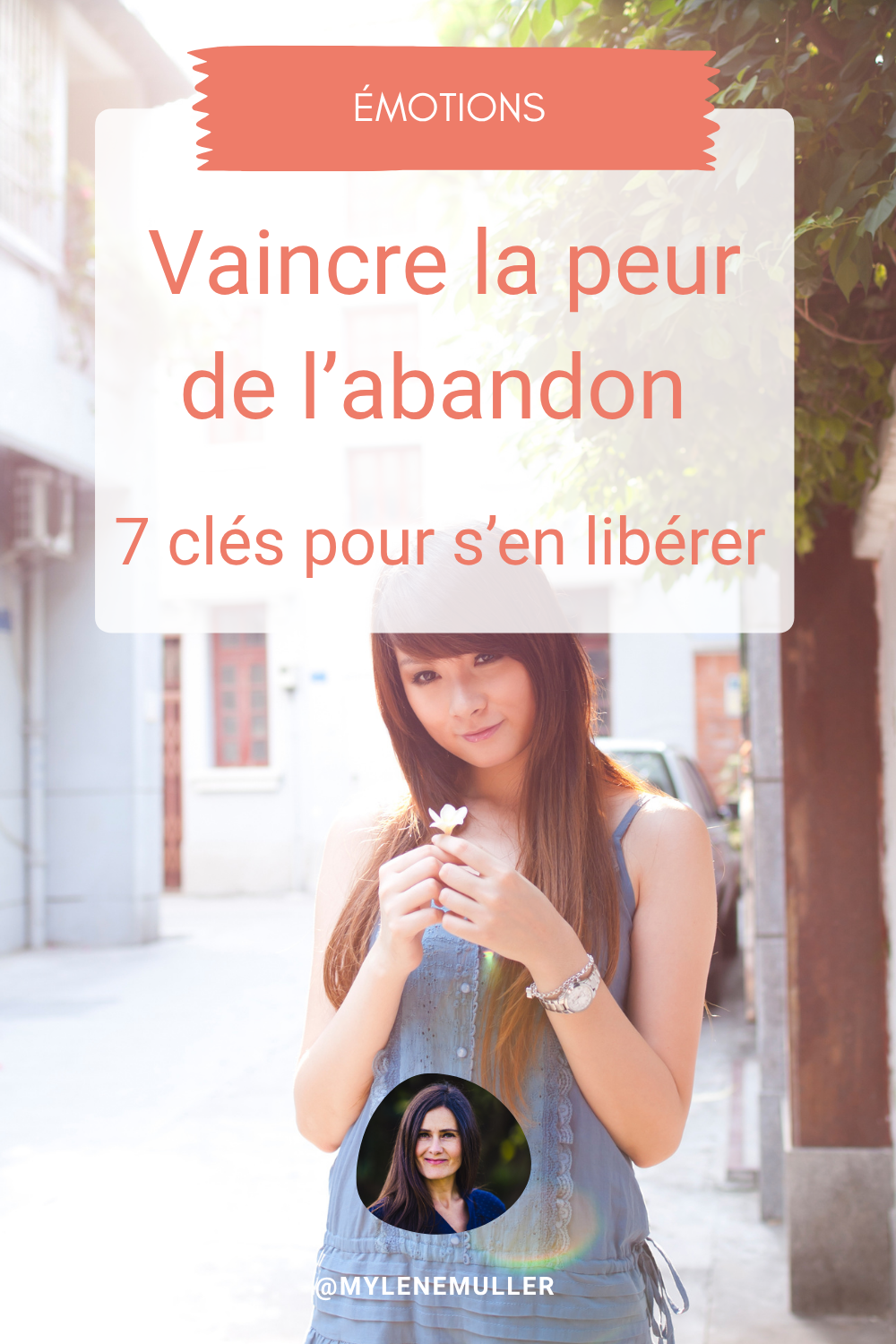 Photo d'une jeune femme aux longs cheveux bruns nous regardant avec douceurs et tenant une marguerite entre ses mains. Elle a appris à vaincre sa peur de l'abandon.