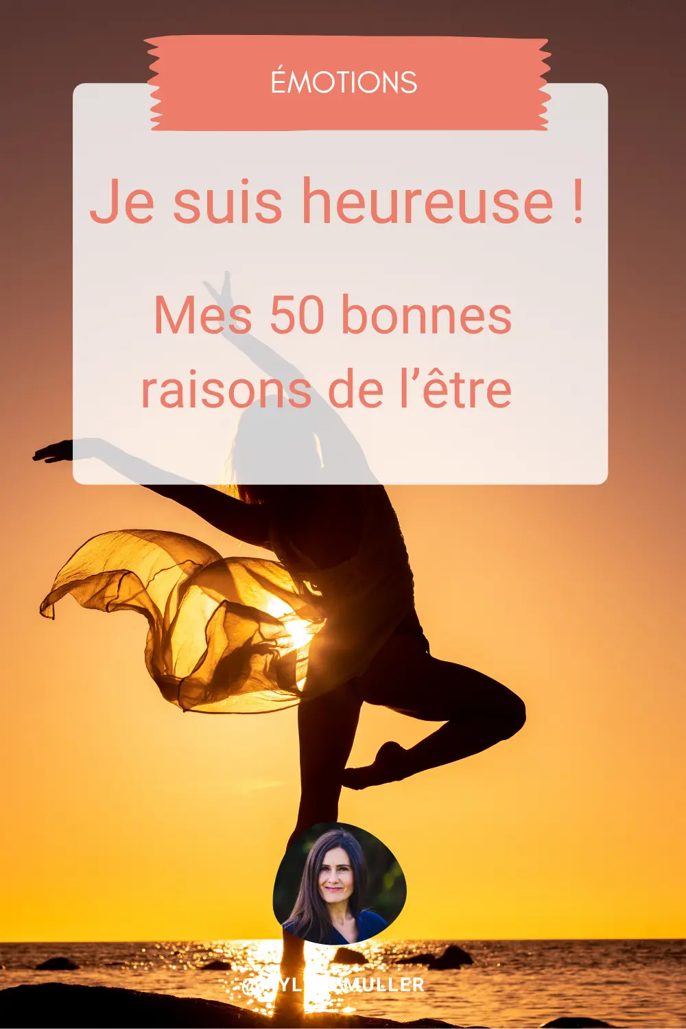 Photo artistique d'une danseuse vêtue d'un voile vaporeux qui s'envole grâce aux mouvements de la danseuse qui le porte gracieusement. Elle virevolte face à la mer et au soleil couchant eyt illustre l'article "Je suis heureuse 50 bonnes raisons !"