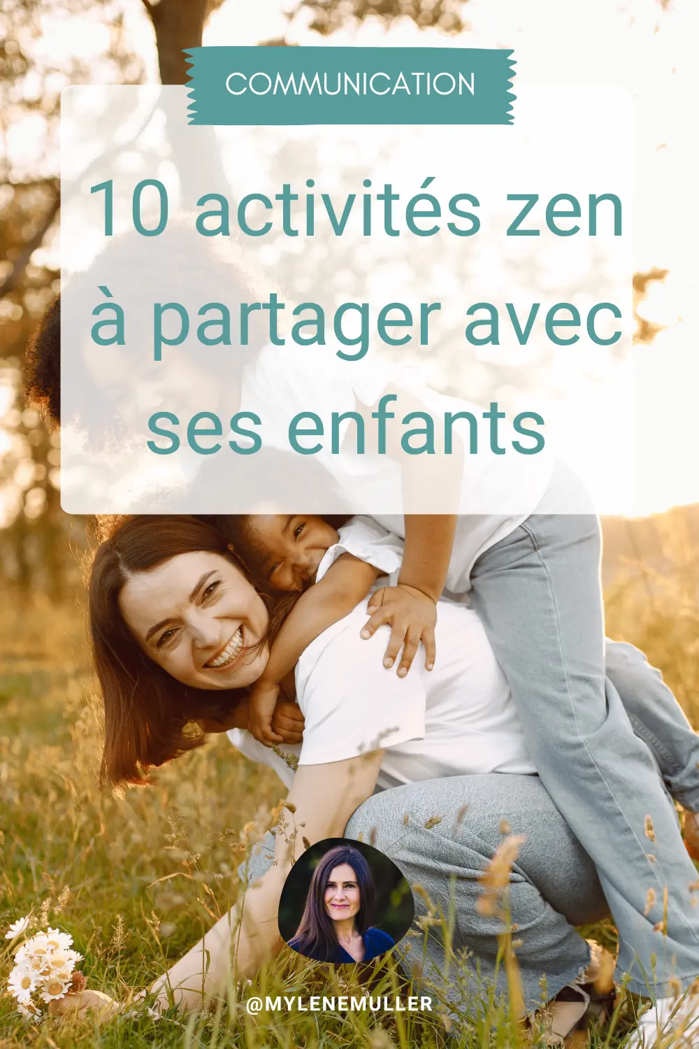 Deux fillettes ùontent sur le dos de leur maman, elles affichent toutes une sourire radieux. Jardin illuminé par le soleil, illustration d'activités zen à faire avec ses enfants. 