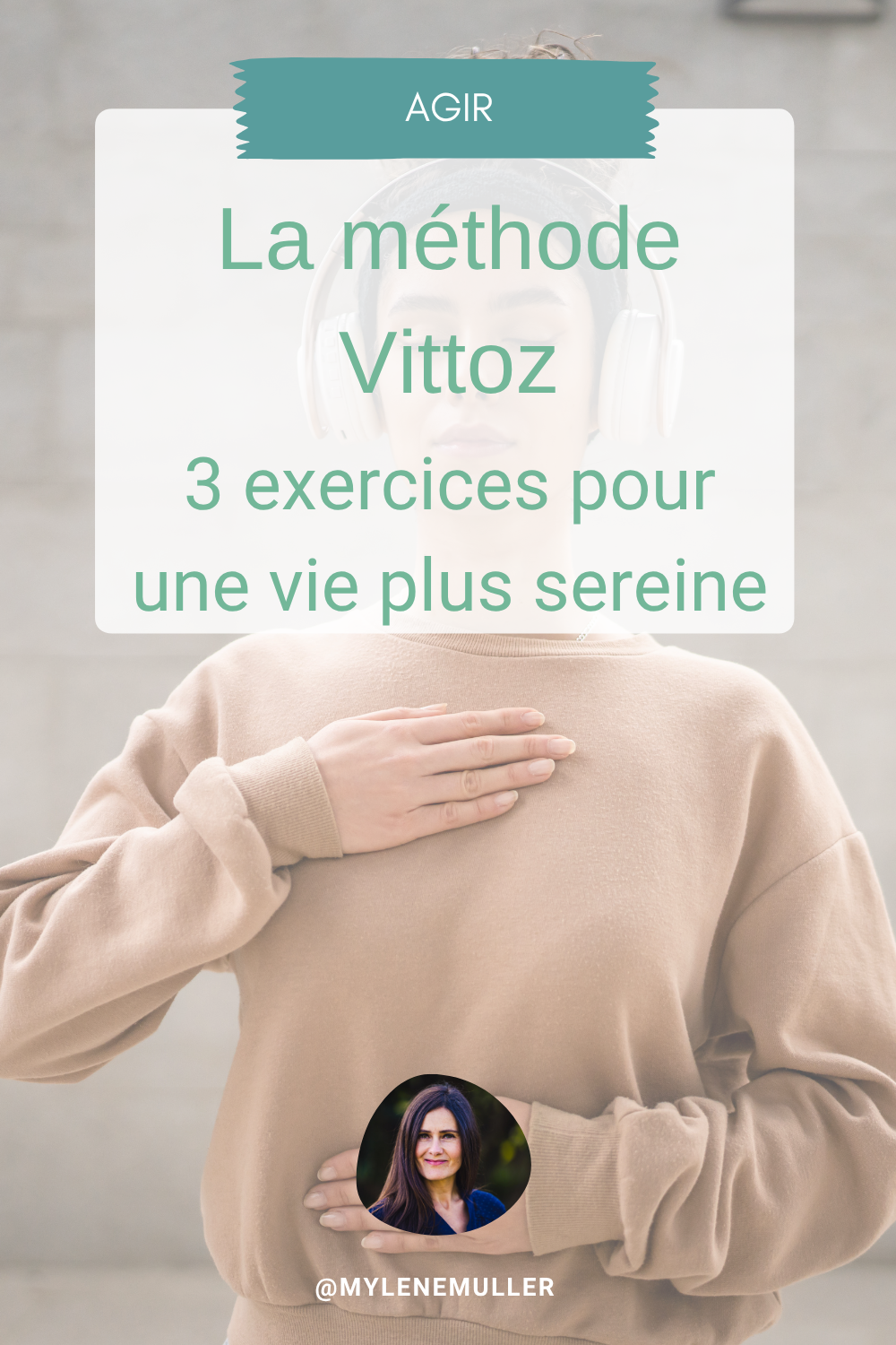 Une femme les yeux fermés, une main sur le cœur et l'autre sur le ventre, elle utilise la méthode Vittoz. 