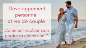 Un jeune couple enlacé marche le long de la plage au soleil couchant en se regardant amoureusement. Bannière pour l'article "Développement personnel et vie de couple, cadeau ou danger ?