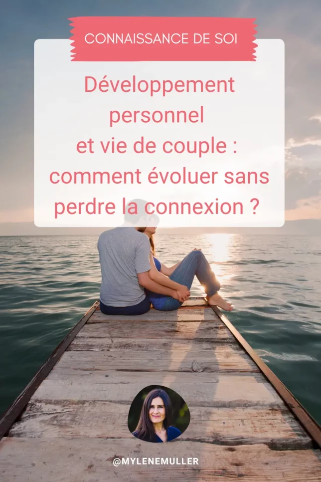 Au bout d'un ponton menant vers la mer et son horizon, une femme est lovée dans les bras de son conjoint. Photo illustrant l'article "développement personnel et vie de couple".