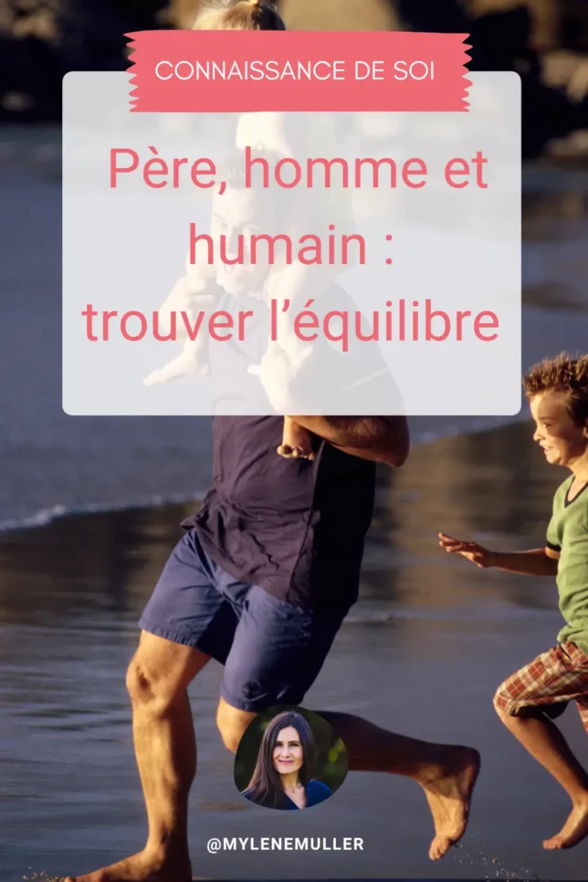 Un père court sur la plage, un de ses enfants sur les épaules, l'autre court à ses côtés. Illustration de l'article "Père, homme et humain, trouver l'équilibre."