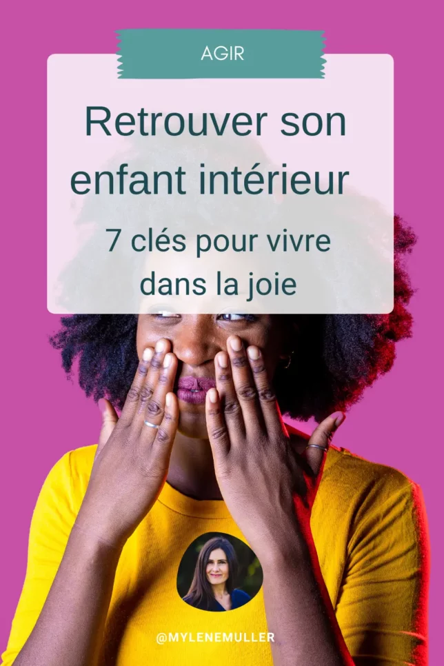 Une femme portant un t-shirt jaune vif, arrière-plan rose, elle se tient les joues avec ses mains, à un sourire mutin.