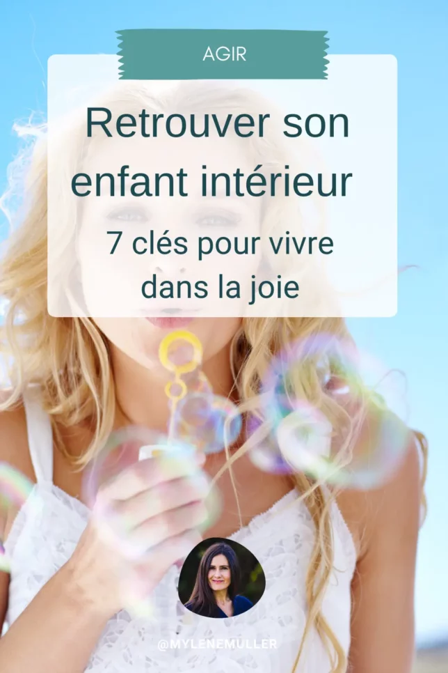 Une femme aux cheveux lâchers, fond de ciel bleu, elle souffle et fait des bulles se dispersant dans l'air.