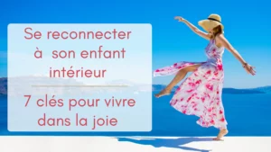 Une femme en tenue estivale danse librement sous un soleil illuminant un paysage naturel où le bleu de la mer et du ciel dominent.