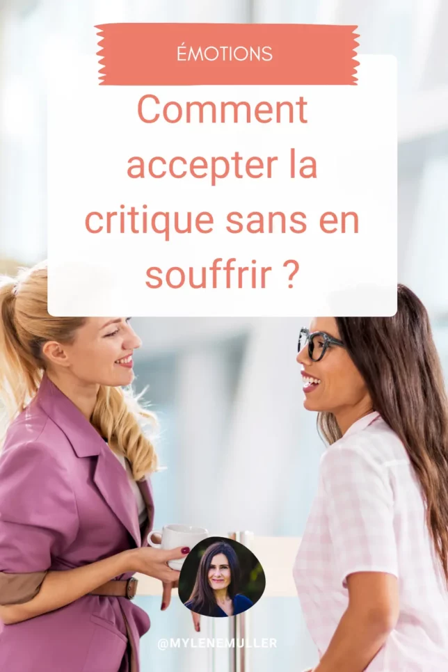 Deux femmes discutent dans le cadre professionnel.