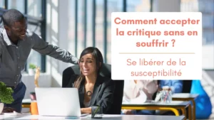 Un homme au travail fait une critique à une collègue qui le prend bien, ils sourient tous les deux.