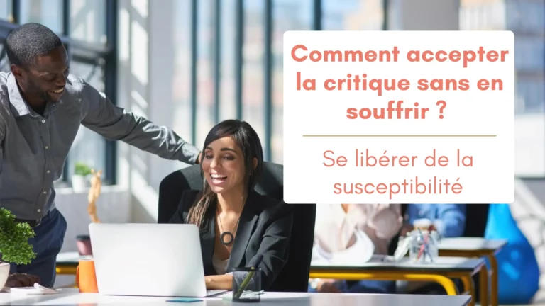 Un homme au travail fait une critique à une collègue qui le prend bien, ils sourient tous les deux.