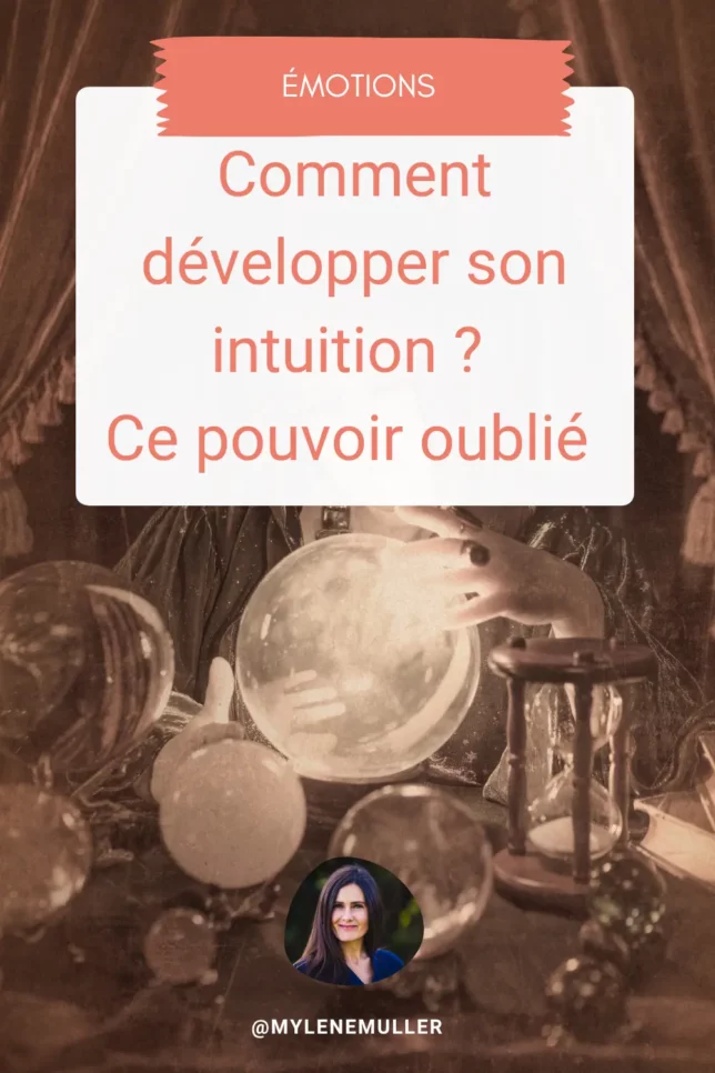 Photo sépia style vintage d'une voyante qui consulte sa boule de cristal posée sur une tabel recouverte d'autres instruments occultes comme des cartes divinatoies ou un sablier. Illustration de l'article comment développer son intuition
