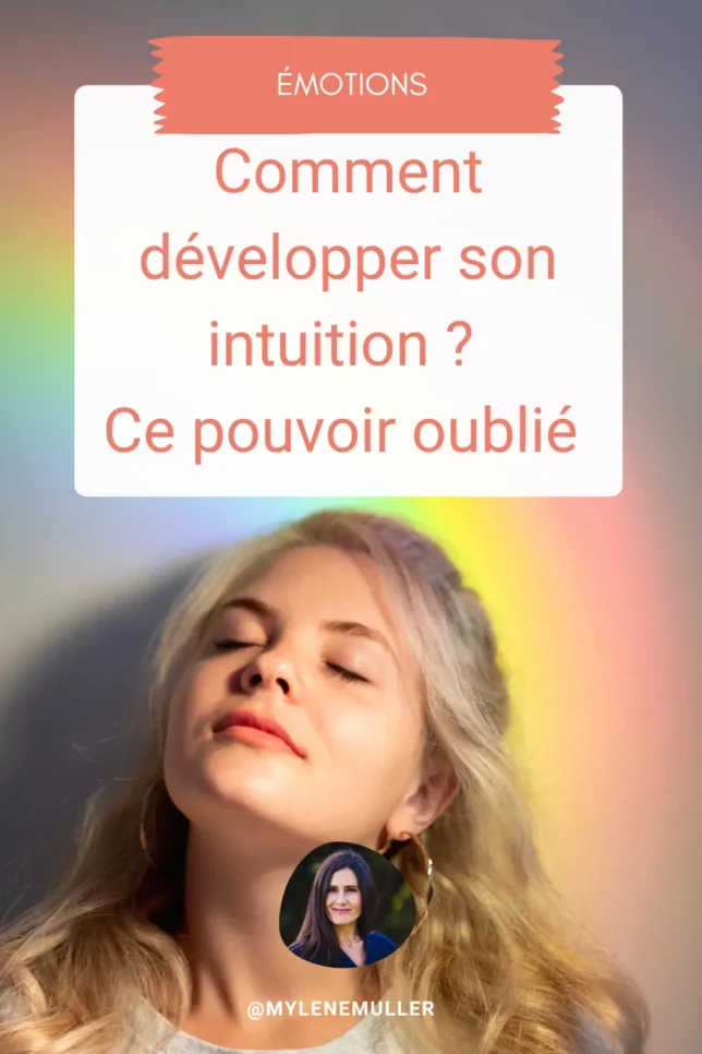 VIsage d'une jeune femme les yeux fermés, appuyée sur un mur sur lequel se reflète un magnifique arc-en-ciel, Image pour article "comment développer son intuition"
