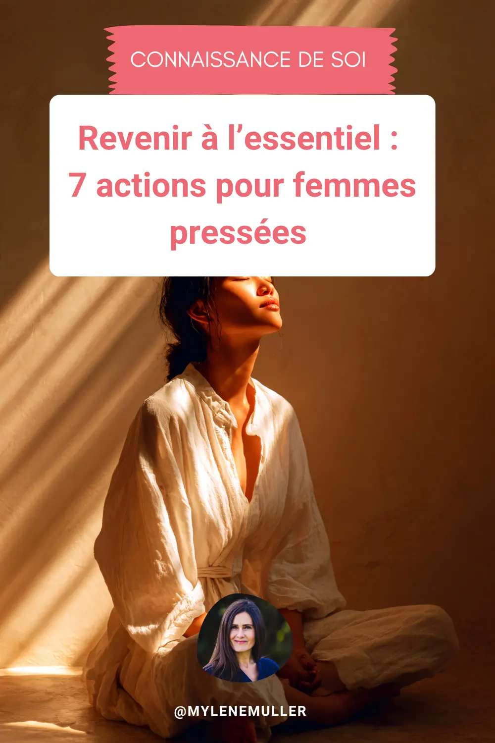 Une femme assise sur le sol en kimono blanc, les yeux fermés, des rayons du soleil sur sa peau et l'espace nu. Image article revenir à l'essentiel.