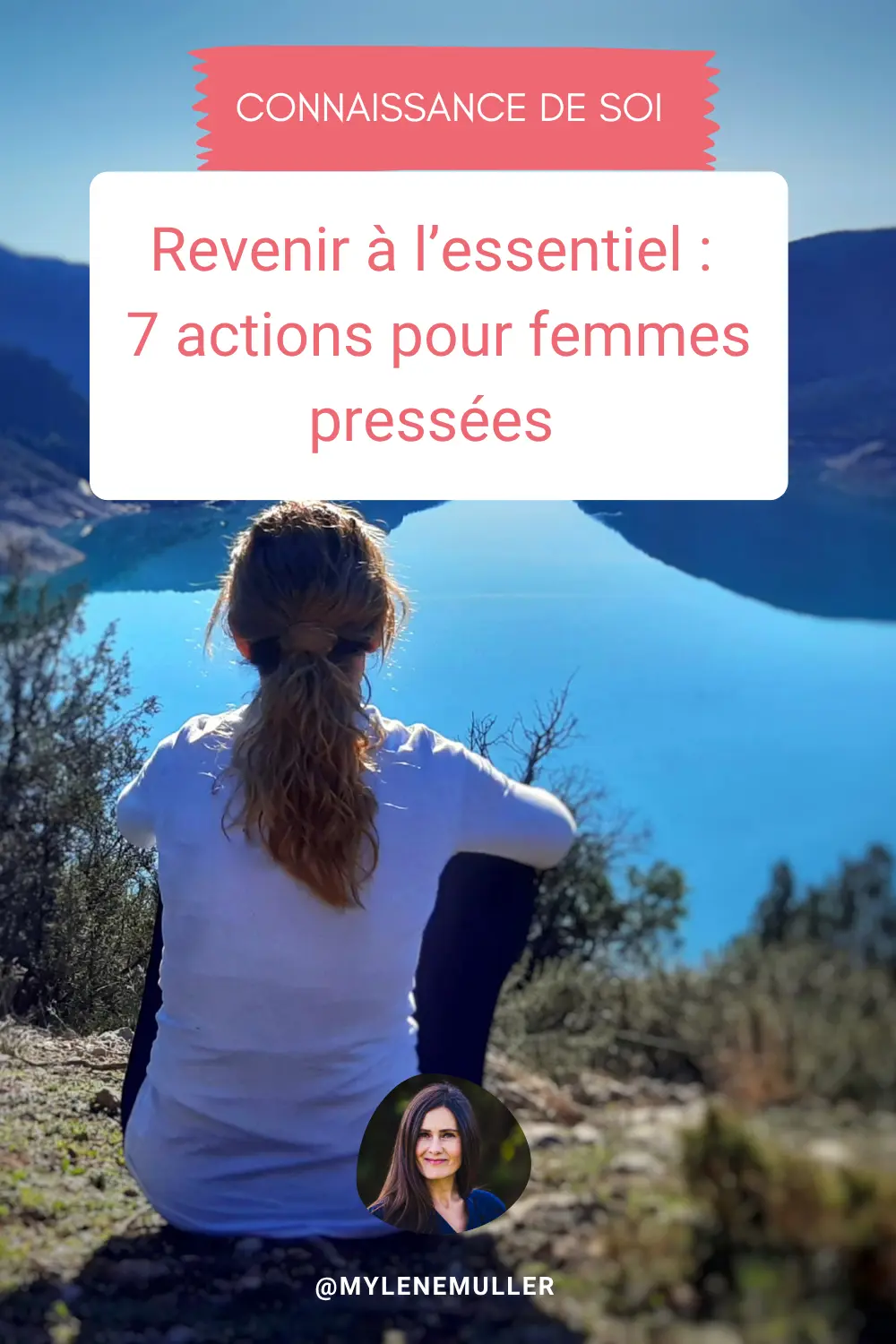 Femme de dos assise sur le sol face à une montagne, un lac et le ciel bleu. Moment suspendu durant lequel elle se reconnecte à l'essentiel.