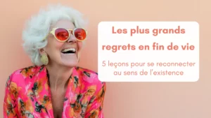 Une femme âgée, cheveux blancs, magnifique, grand sourire, chemise colorée, lunettes rose et dorées. Bannière pour article Les grands regrets en fin de vie et comment les éviter