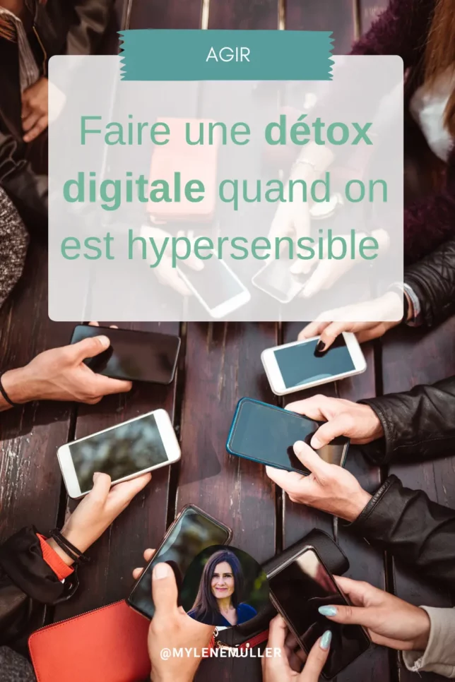 Gros plan sur un groupe dont on ne voit que leurs mains tenant un smartphone. Image pour illustrer article "faire une détox digitale quand on est hypersensible"