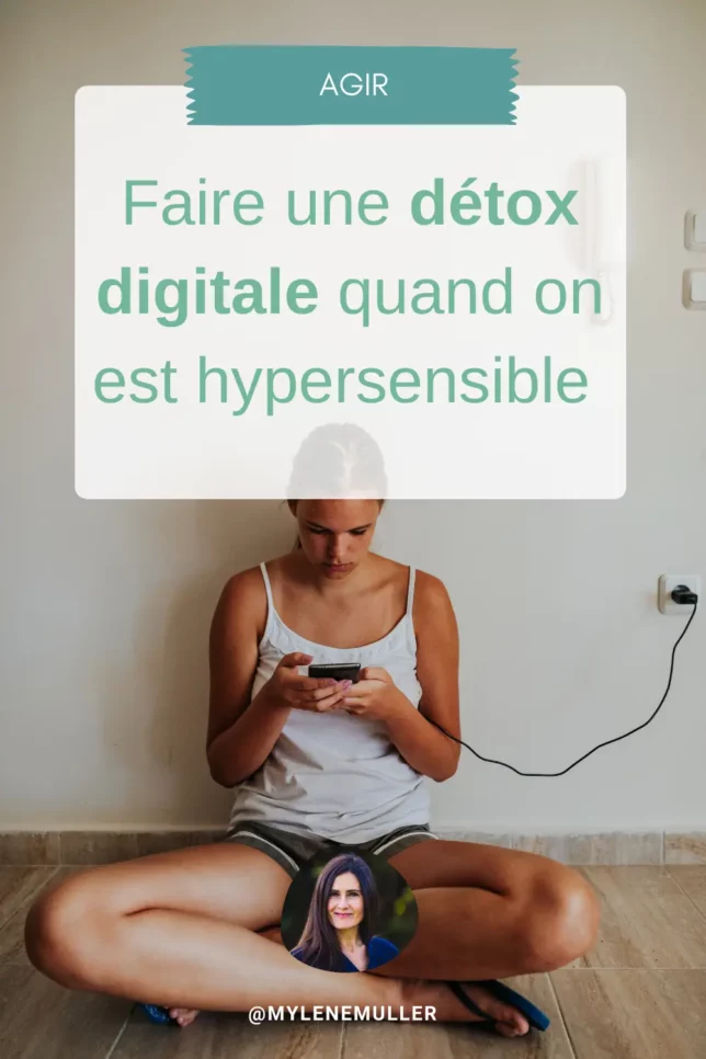 Une jeune femme assise par terre contre un mur consulte son téléphone, elle est abrorbée. Illustration pour article "faire une détox digitale quand on est hypersensible"