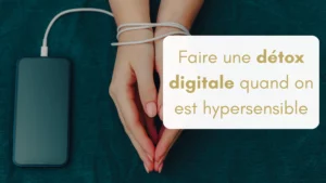 Mains de femmes menottées avec des écouteurs filaires à un téléphone. Symbole de l'addiction aux réseaux et aux écrans, bannière pour article "Faire une détox digitale quand on est hypersensible".
